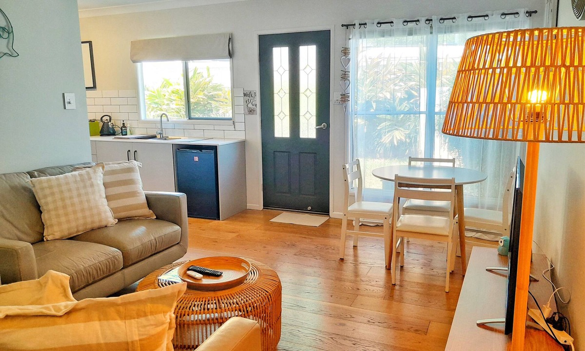 Labrador Apartment | 2 bed Garden Apartment walk to cafe's dining dog beach close to uni & hospital