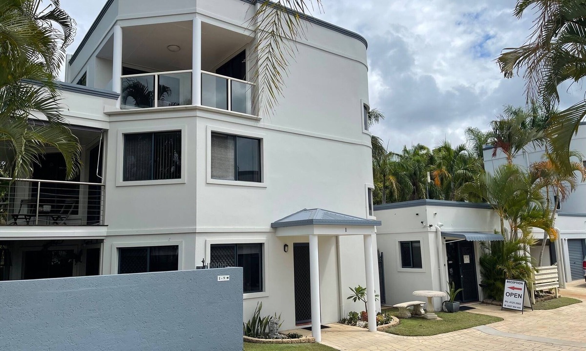 Urangan Villa | 2 Bedroom - Pet Friendly - Family Fun - Heated Pool - Swim up Bar - Beach Stroll