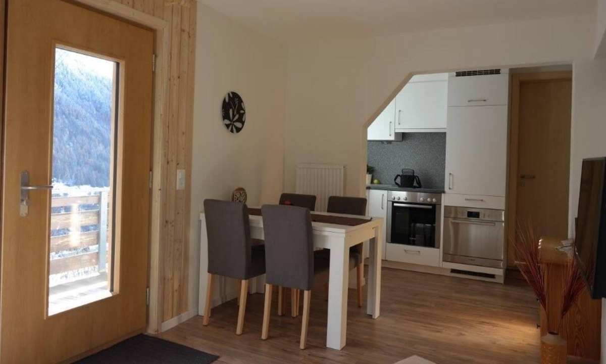 Wiler Apartment | 2-bedroom Whng. Sunny quiet perfectly renovated kitchen ideal location TV.