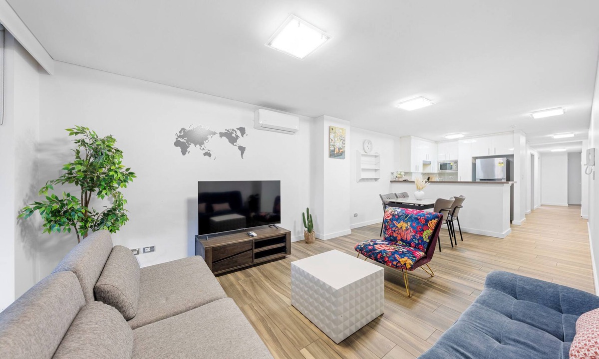 Glebe Apartment | 2BR Apt w Parking | Walk to ICC & Darling Harbour