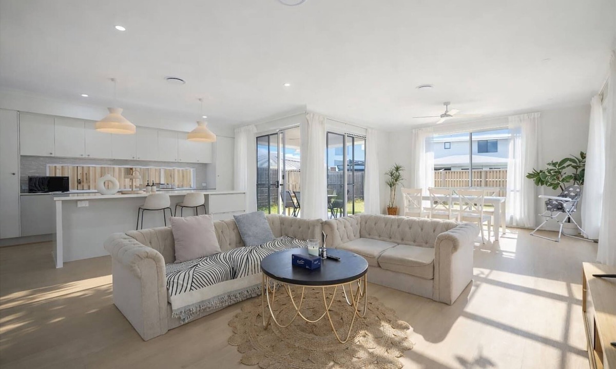 Rochedale House | 3 Lounges 5 Beds w/Ducted A/C Modern & Convenient