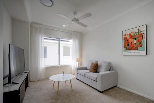 Rochedale House | 3 Lounges 5 Beds with Ducted Air condition Modern and Convenient