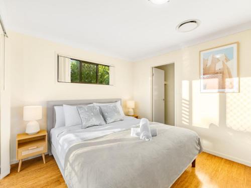 Eight Mile Plains House | 3BD Townhouse close to shops, transport with carpark