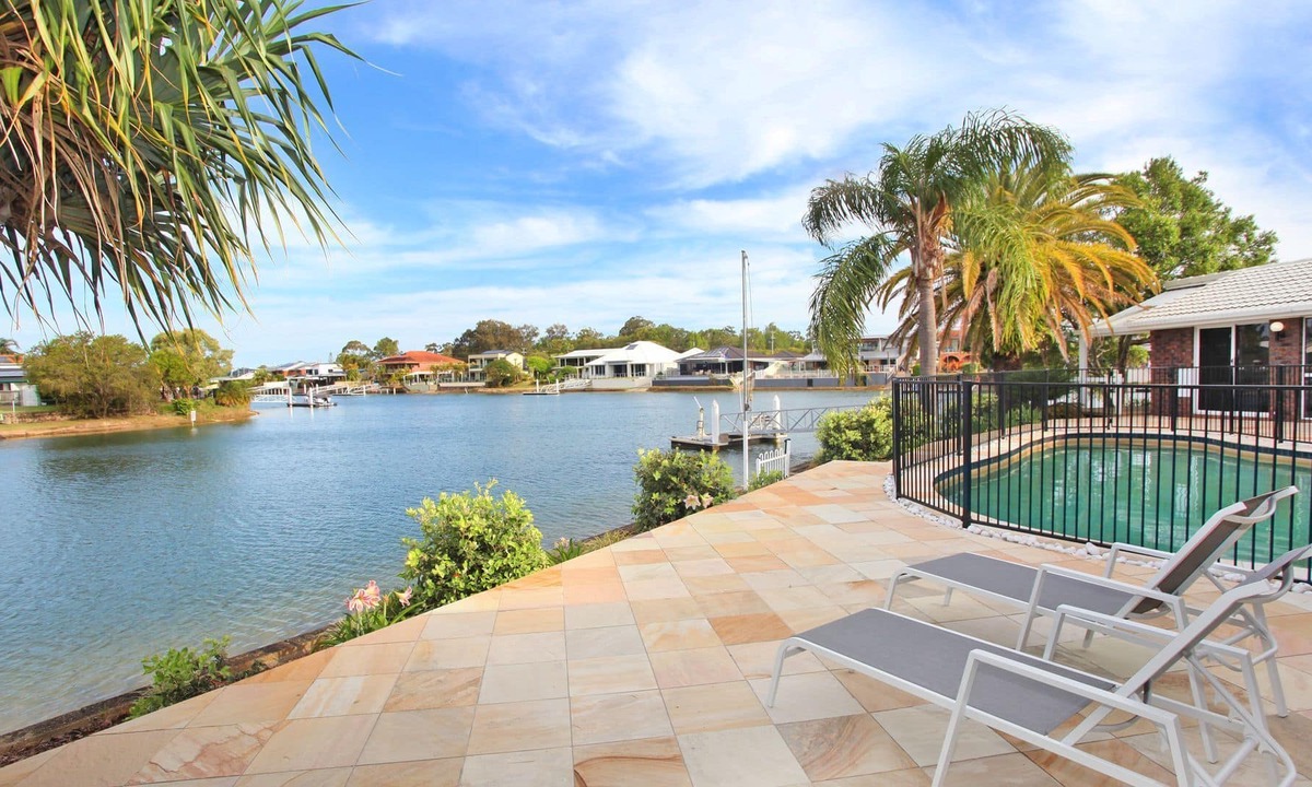 Maroochydore House | 4 bedroom house on canal, private beach, pool and pontoon