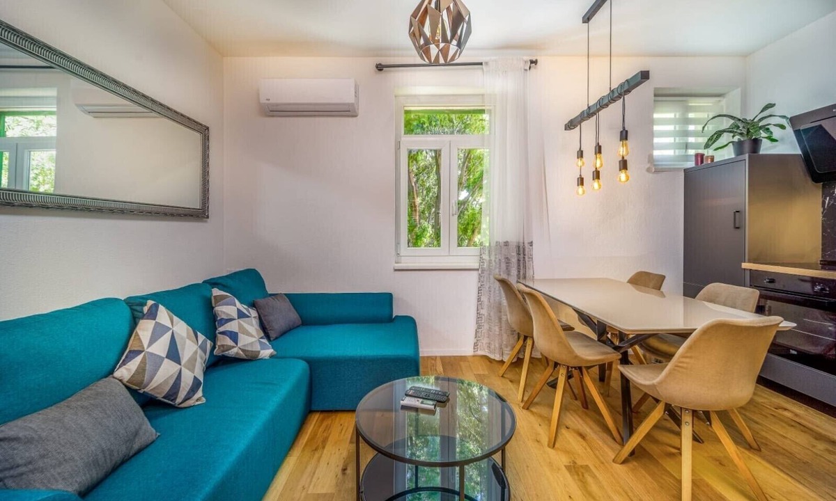 Split Condo | 4*Flat in the Heart of the City, Onsite parking, Wifi