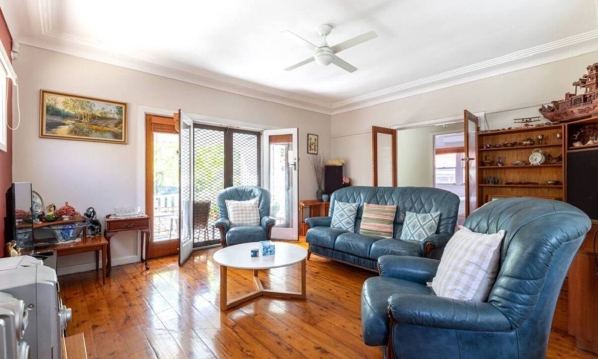 Roselands House | A rosy house in Roselands Family friendly, nearby to park and shopping centre.