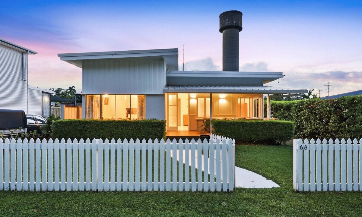 Newell House | Absolute Beachfront Home with 2 Dwellings | White & Black Cockatoo