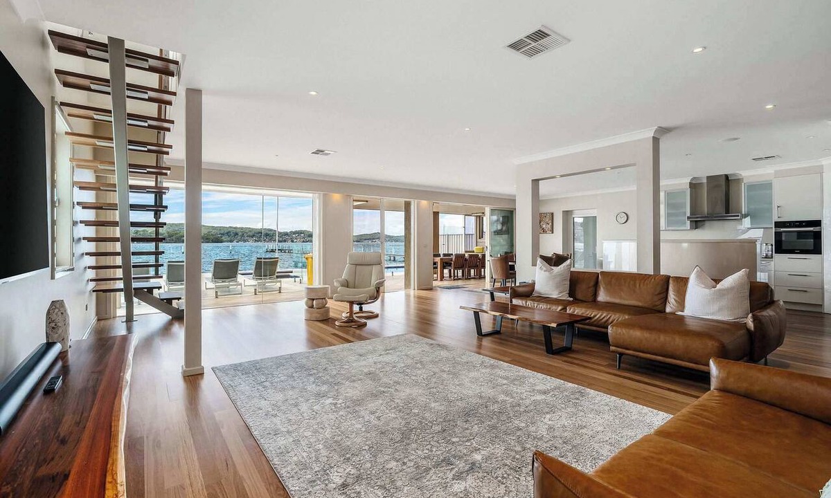 Point Clare House | Absolute Waterfront | Pool, Heated Spa, Sleeps 10.