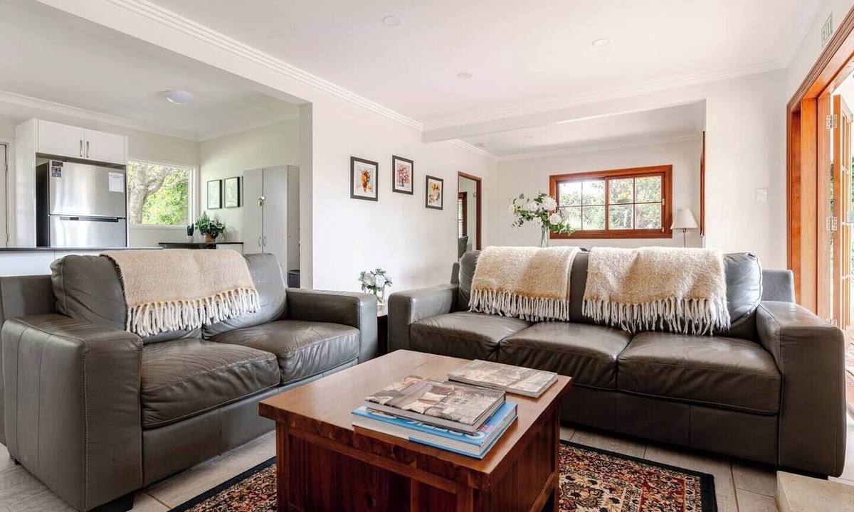 North Tamborine House | Administration House Winery Stay