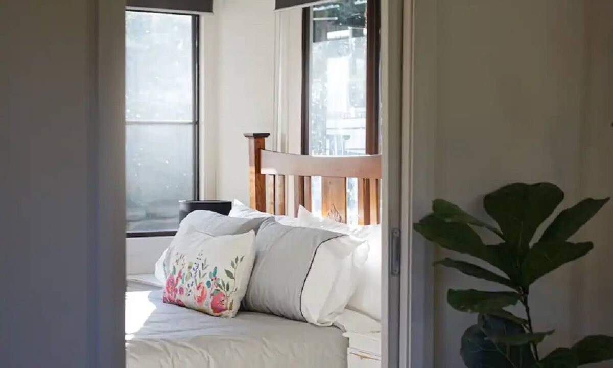 Kurrajong Cabin | Adorable private creekside cabin with outdoor bath