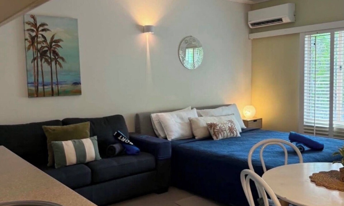Port Douglas Apartment | Apart King & Double Sofa Bed Kitchenette Heated Pool WIFI Big TV Walk to Beach