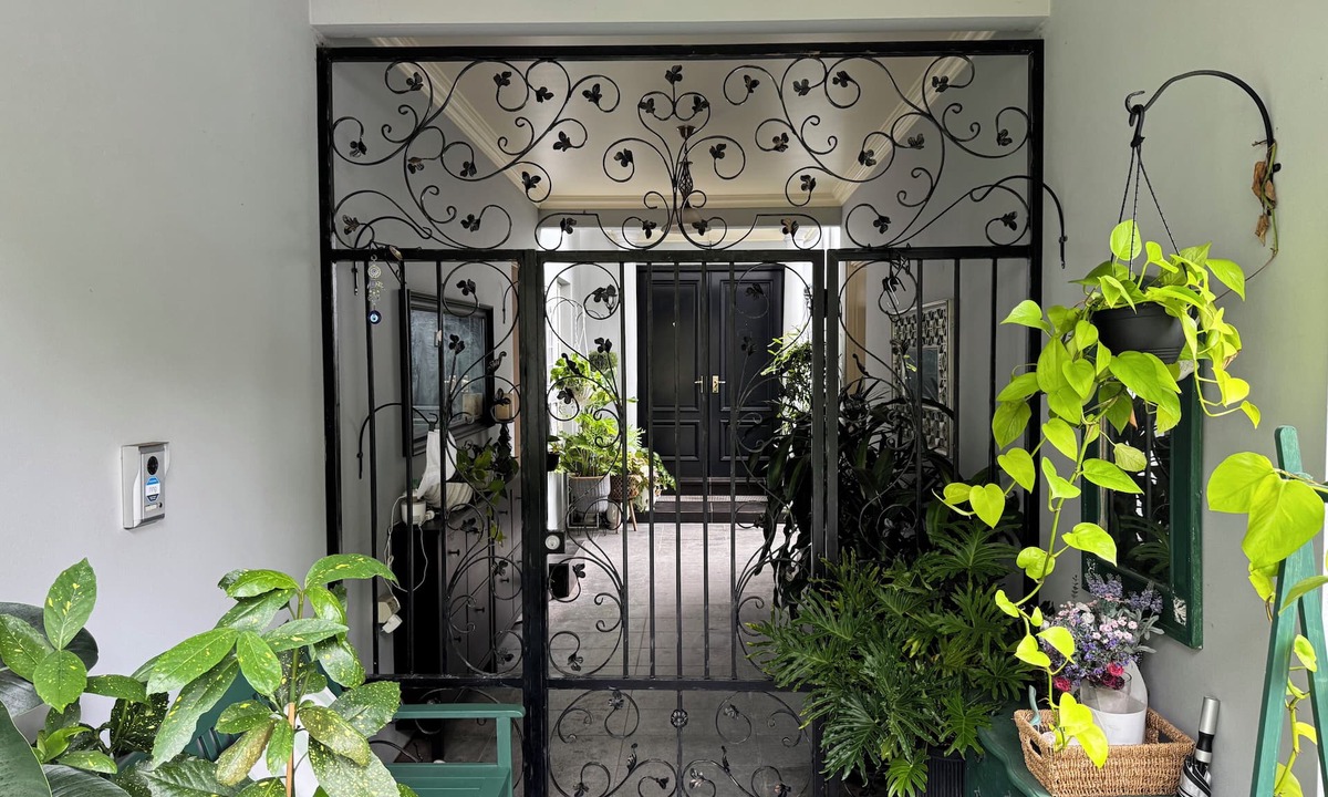 Beecroft Bed & Breakfast | Architect designed and lavishly furnished room with WIR, Spa and Shower