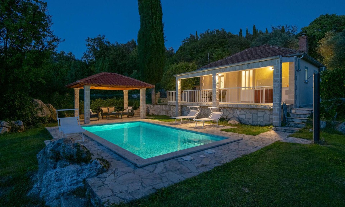 Konavle House | Awesome home in Radovcici