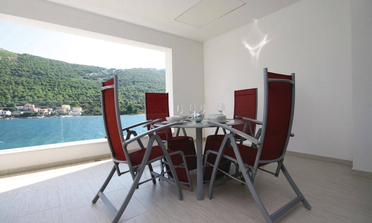 Grebastica Apartment | Beach front apartment in Grebastica with WiFi