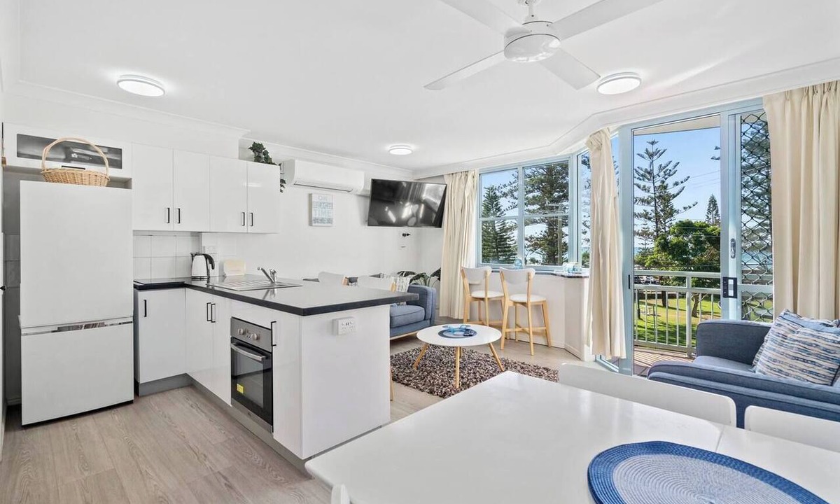 Coolangatta Apartment | Beachfront Bliss at Kirra Beach with Pool