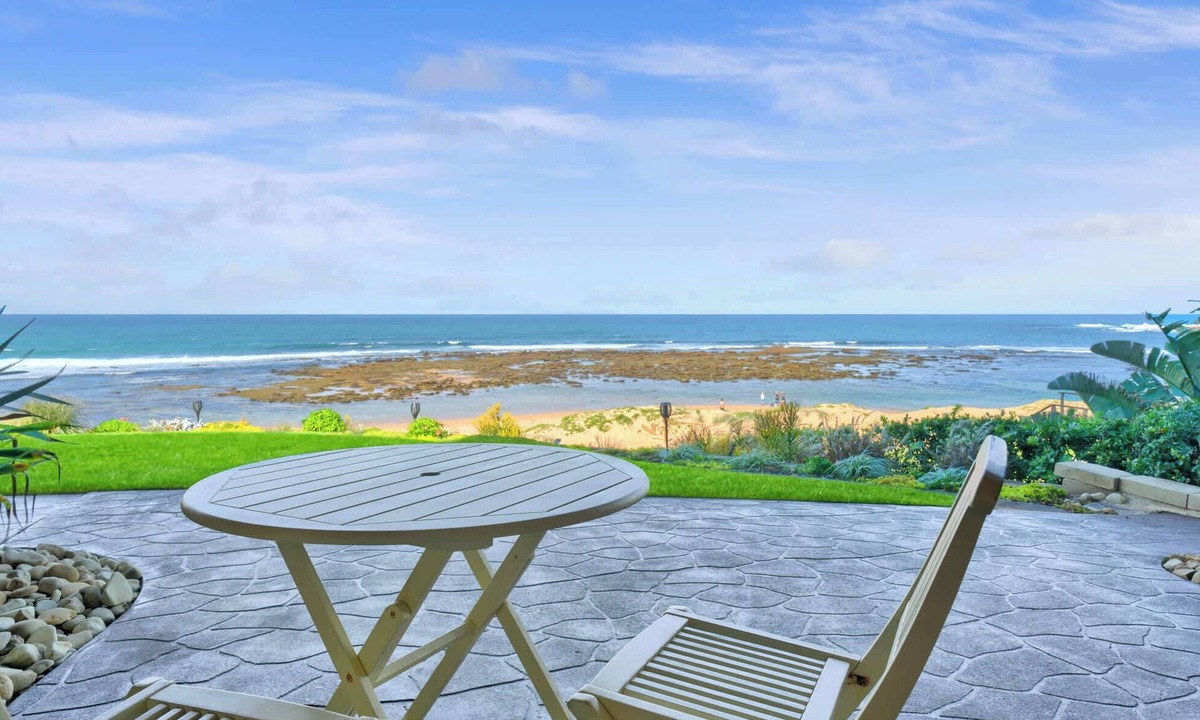 Blue Bay Apartment | Beachfront Blue Bay | Ocean Views & Spa Bath