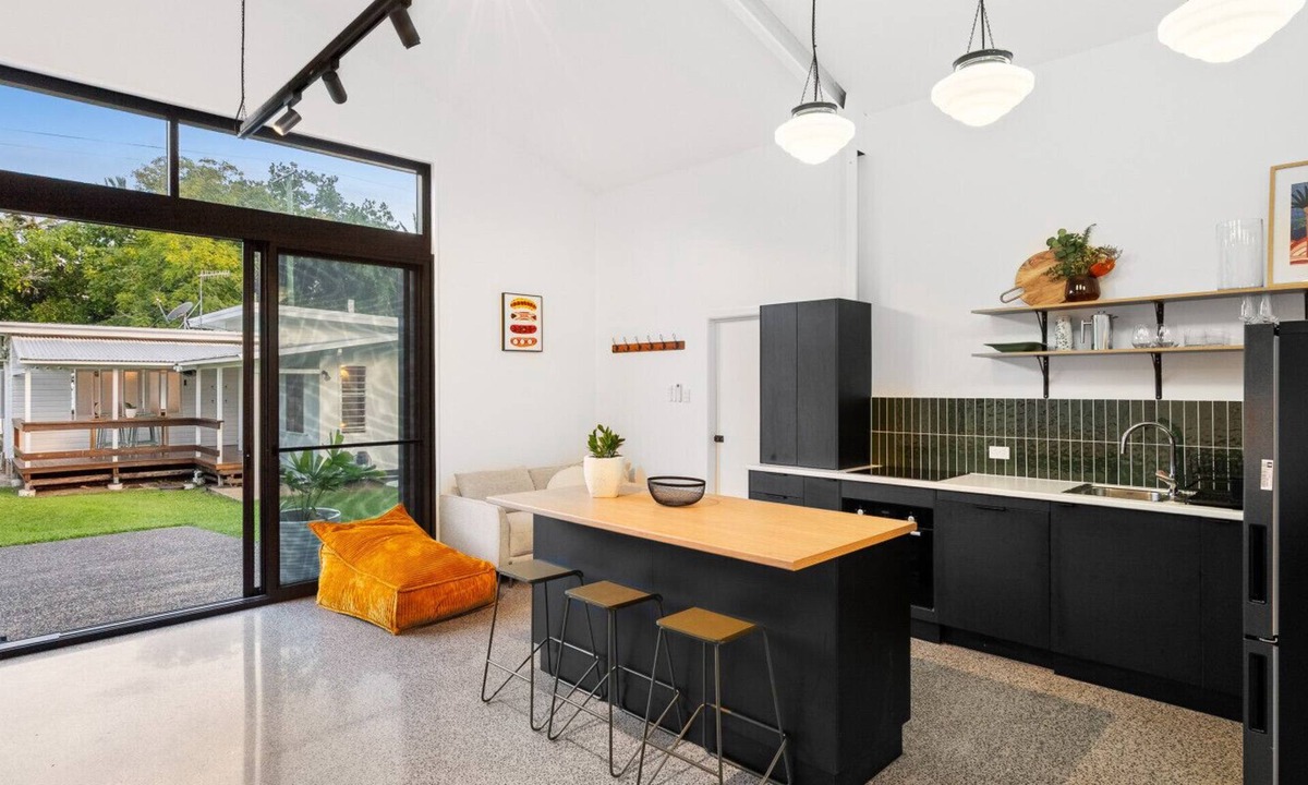 Newell House | Beachside Stay with Queen Bed & Bunks | Black Cockatoo