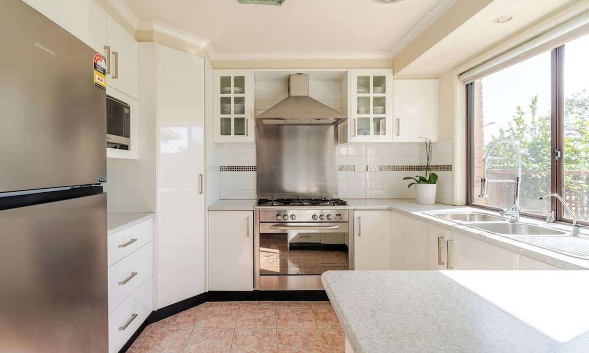 Plumpton House | Beautiful and Colourful House with Parking