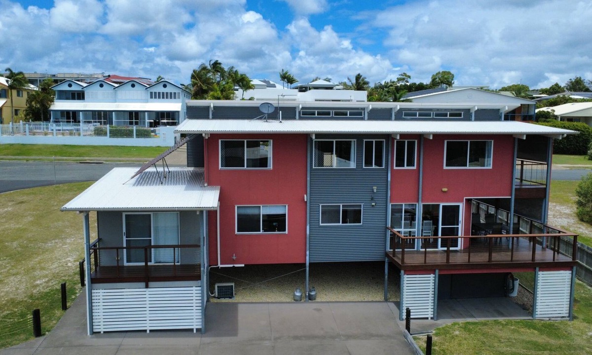 Rainbow Beach House | Big Red Beach House - Rainbow Beach