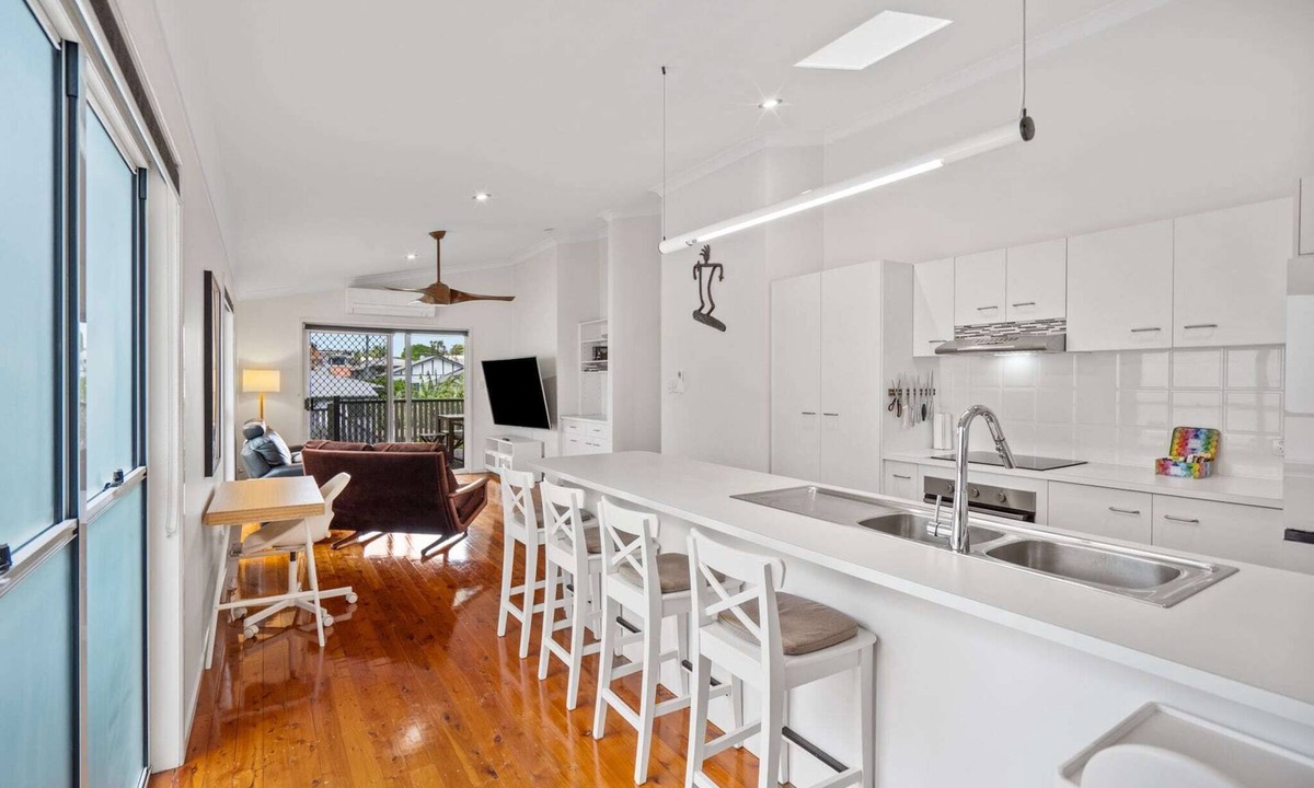Annerley Apartment | Bright 3-Bed Home in Leafy Annerley