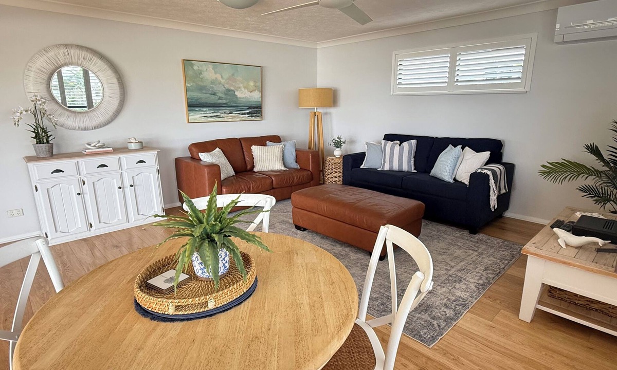 Labrador Apartment | Broadwater Apartment with Balcony & Water Views