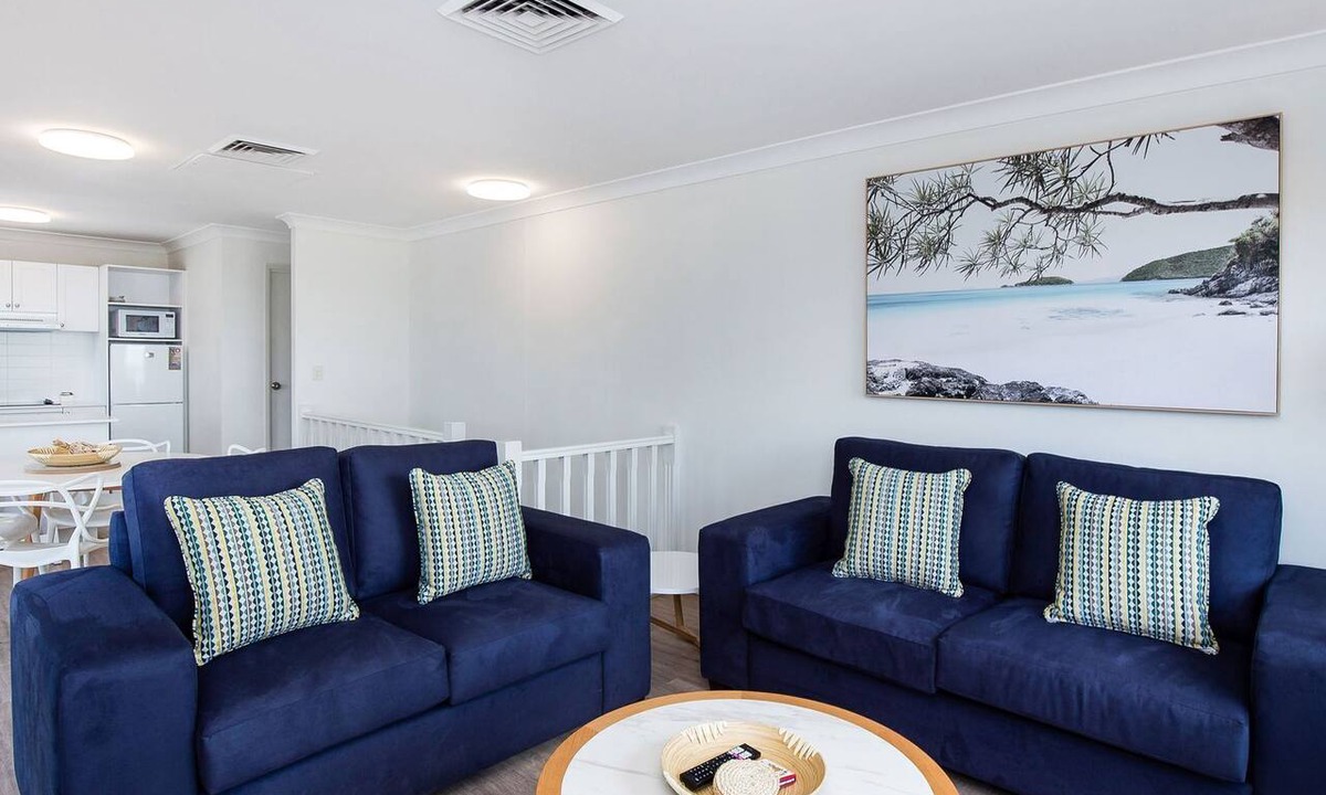 Coolangatta Apartment | Calypso Plaza Resort Unit 462 Resort style complex on the beachfront in the heart of Coolangatta