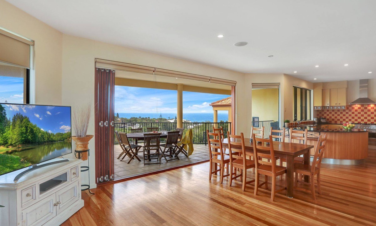 Sunrise Beach House | Captains Retreat - Walk to Beach & Sunshine Beach Village