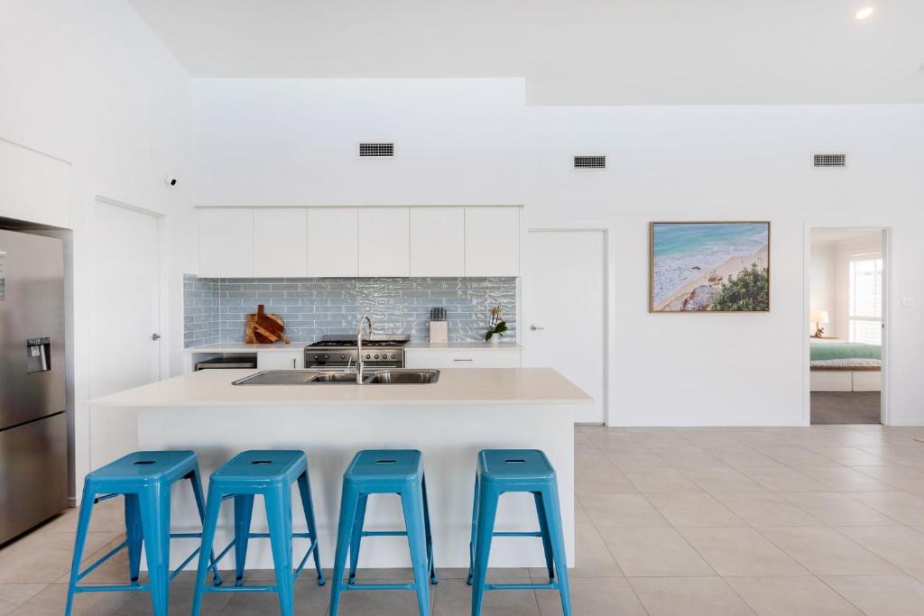 Burrill Lake House | Casa Azul