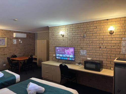 Bowen Hotel | Castle Motor Lodge