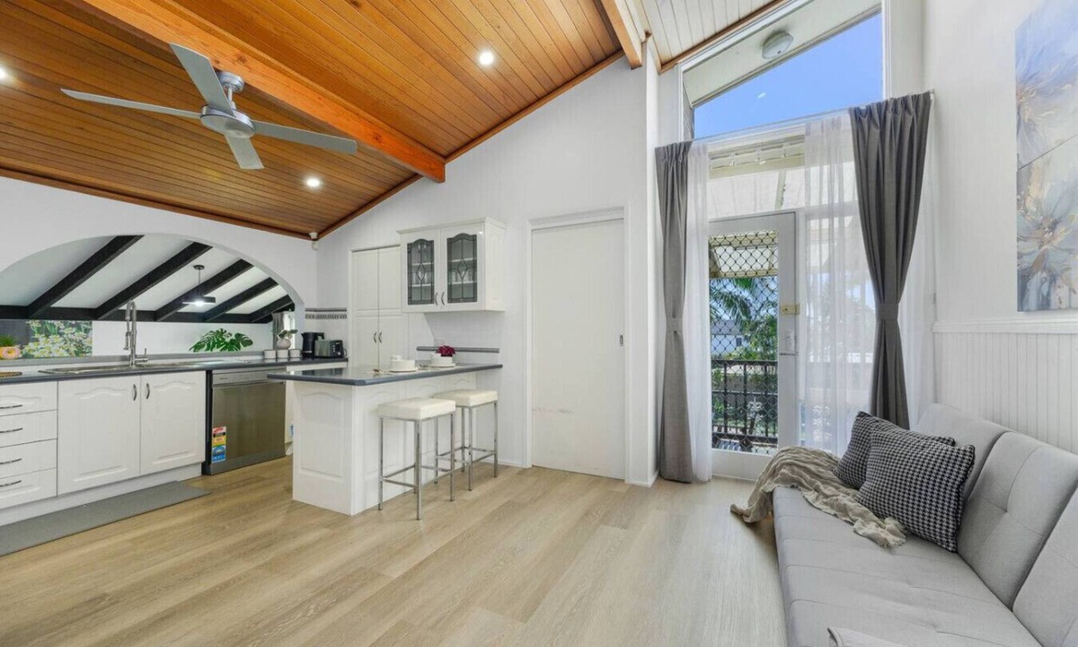 Casula House | Casula cozy 3Br home with parking & WiFi