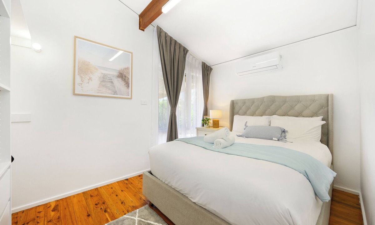 Casula House | Casula cozy 3Br home with parking & WiFi