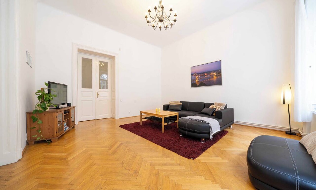 Palace District Apartment | Central Budapest apartment | 4BR | Sleeps 7 | Walk to Top Attractions