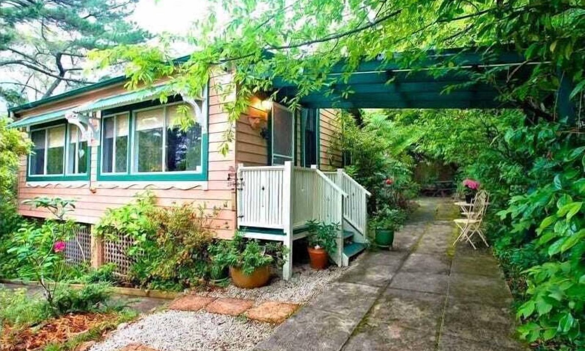 Leura Cottage | Cherry Tree Cottage | Old-World Cottage, 3 Bedroom, A/C, Fireplace, Bath, Garden