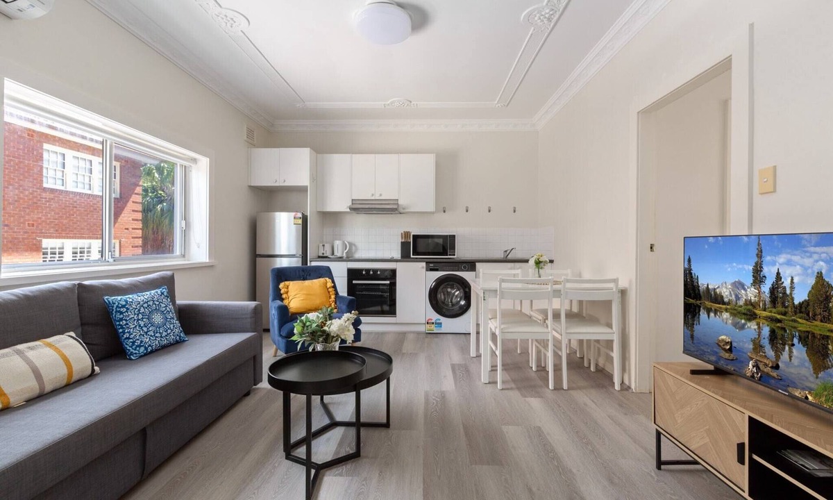 Manly Apartment | Chic 1-Bed Retreat Near Shops & Beach