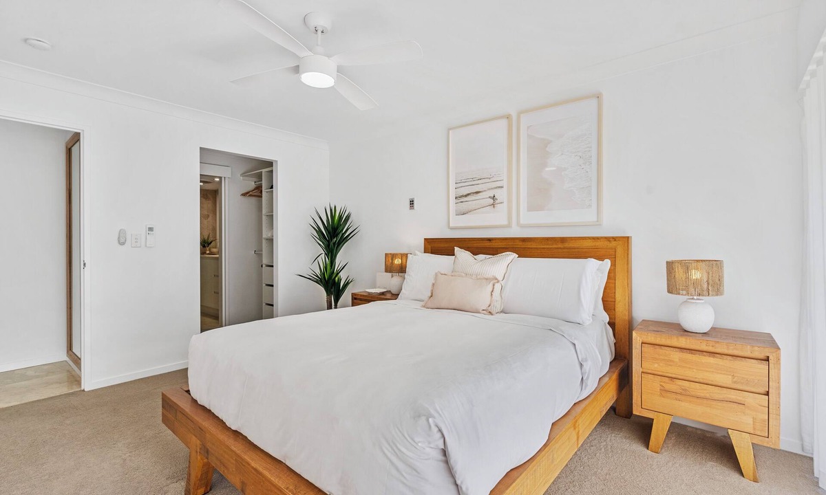 Broadbeach Apartment | Coastal Retreat with Stunning Views & Prime Location