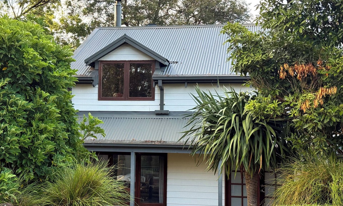 Saratoga House | Cosy Coastal Retreat with Water Views