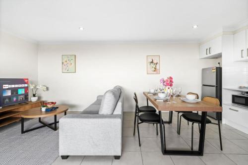 Bellbird Park House | Cozy 2BR Home Quiet Bellbird Park Stay