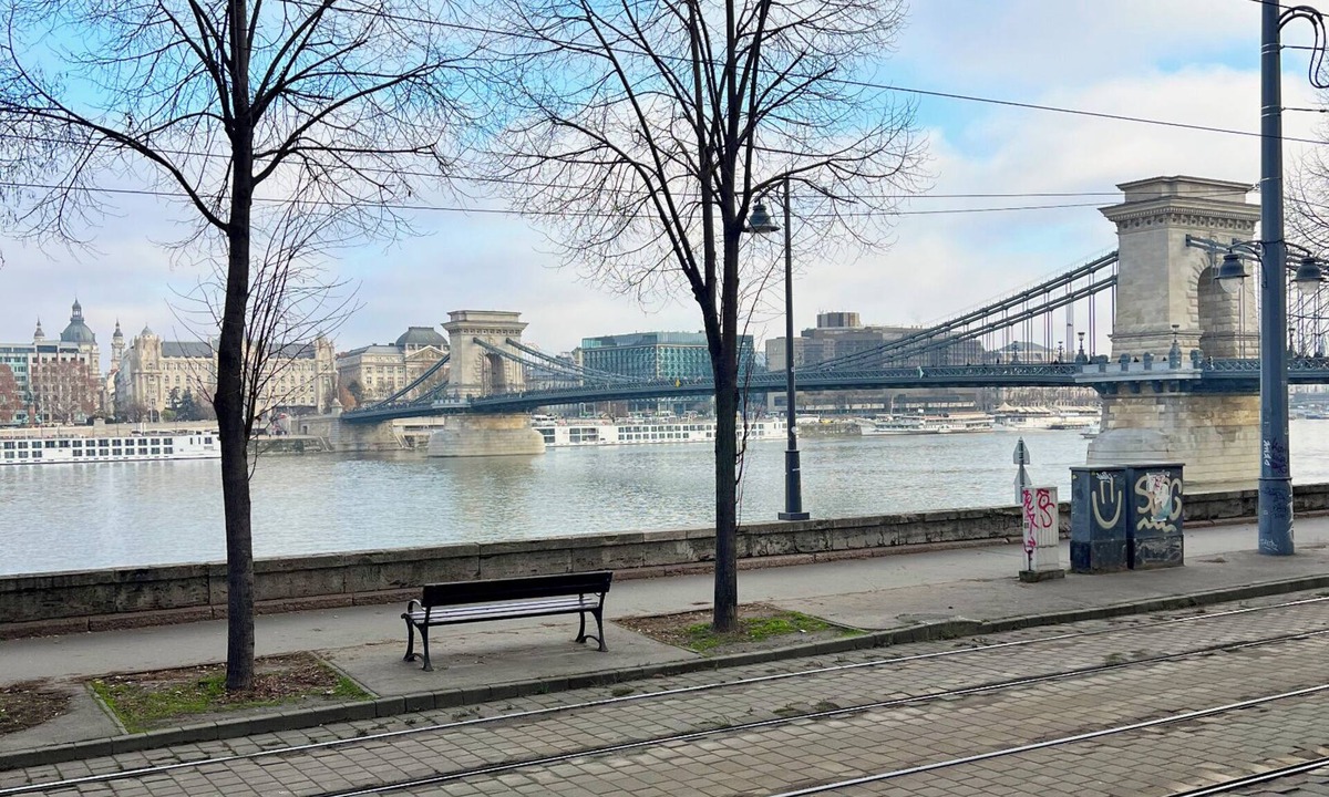 Vizivaros Apartment | Cozy Loft Retreat by Chain Bridge – Stunning Danube & Parliament Views