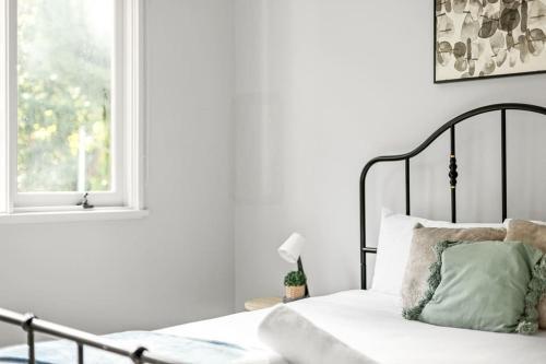 Lindfield House | Cozy Queen Room - Nearby Transport & Shop - Shared Bathroom