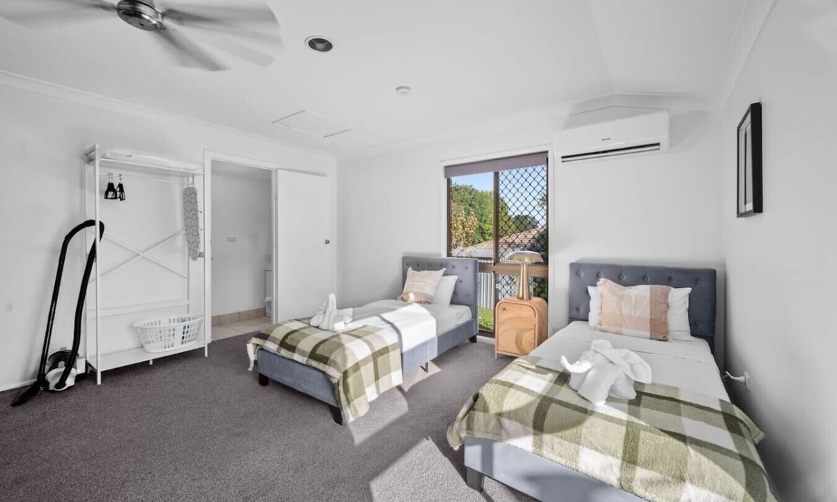 Loganlea House | Cozy Self-Contained |Hospital, Train & Shop Nearby