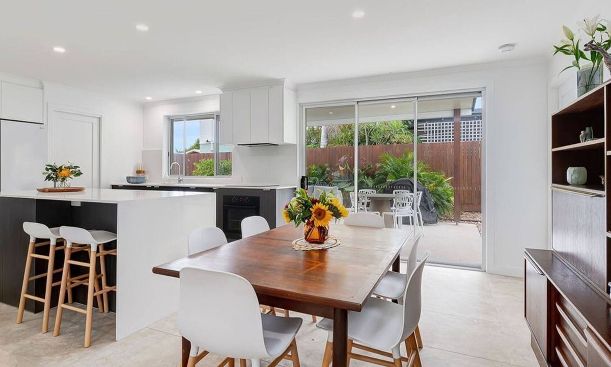 Battery Hill House | Currimundi Retreat Pet Friendly, Walk to the beach