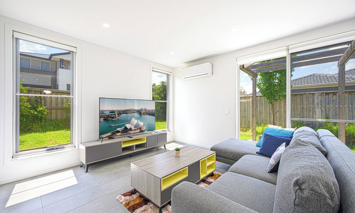 Denham Court House | Denham Court Adorable 4Br house with Wifi &Parking