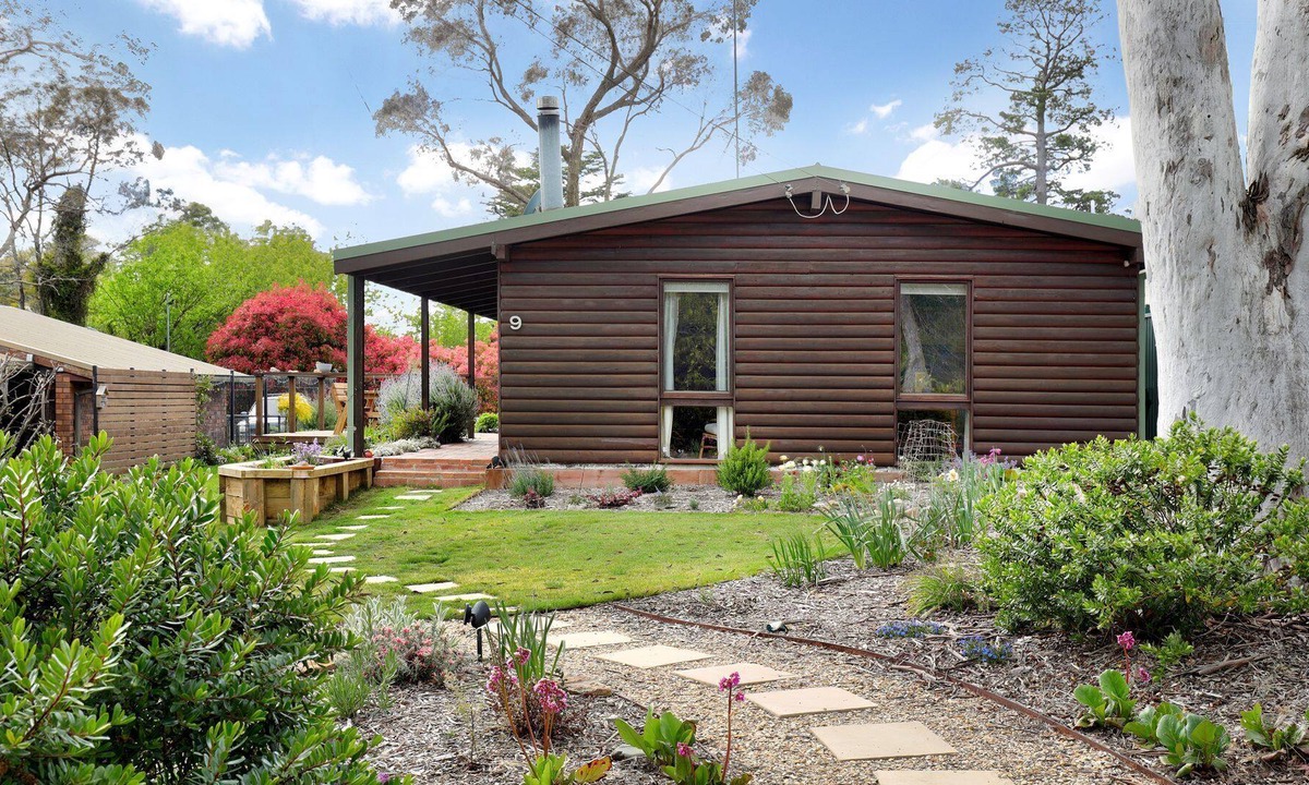 Mount Victoria House | Dillwynia | 2 bedroom home with Slow Combustion fireplace