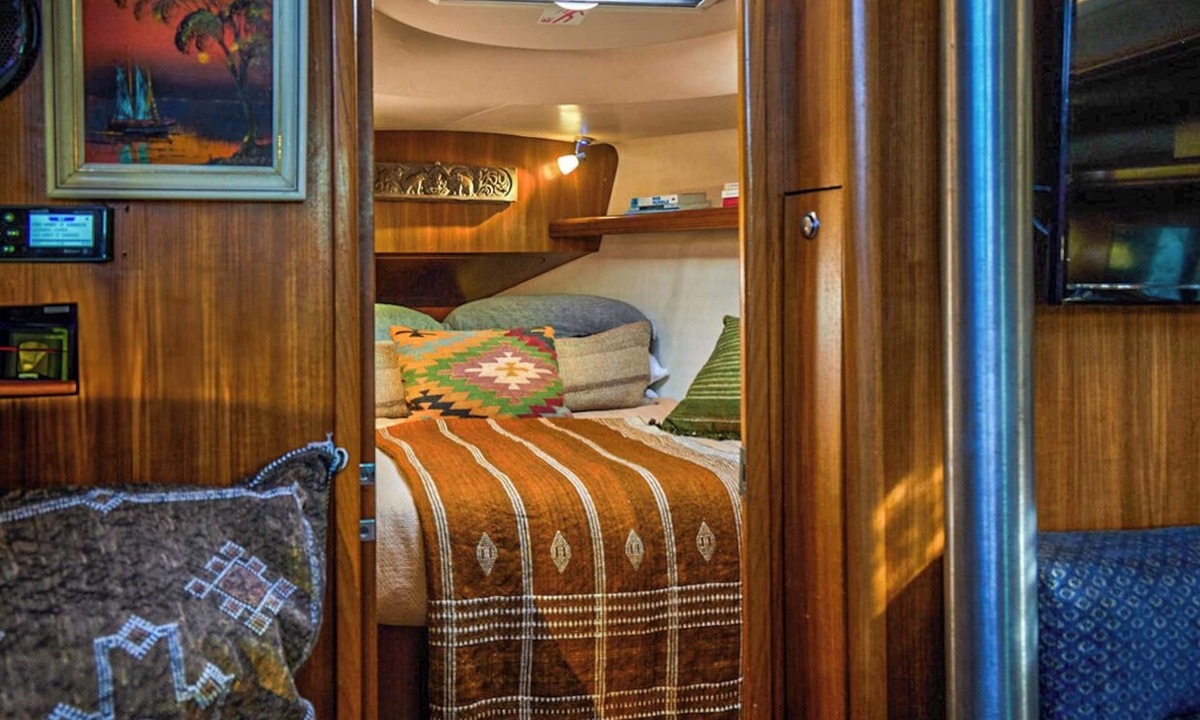 Double Bay Boat Rental | DIVINE YACHT OVERLOOKING SYDNEY HARBOUR