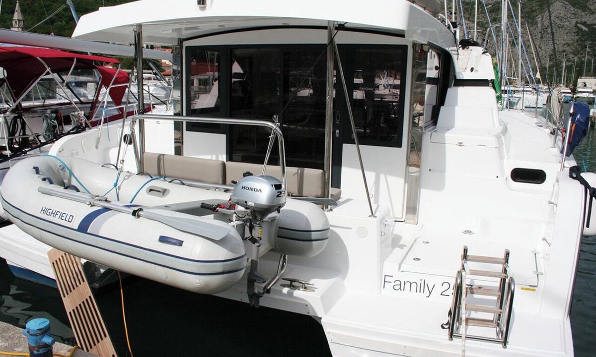Komolac Boat Rental | Dubrovnik Delight: A Sun-Kissed Sailing Experience