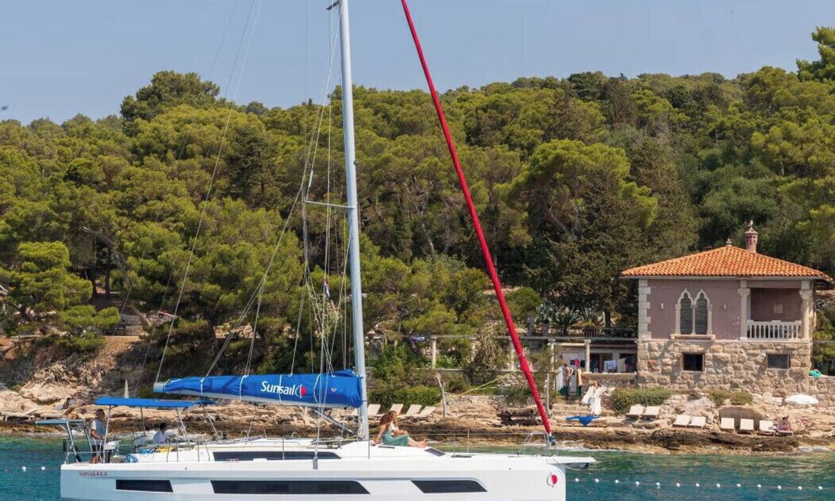 Komolac Boat Rental | Dubrovnik Delight: A Sun-Kissed Sailing Experience