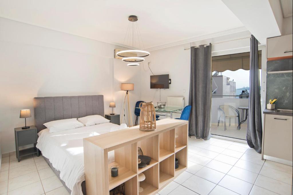 Peiraiki Apartment | Ella Suite Piraeus Stylish St, Balcony & Sea View