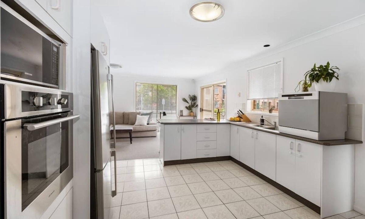 Killarney Vale House | Family Relaxation, close to Lake and Beaches.
