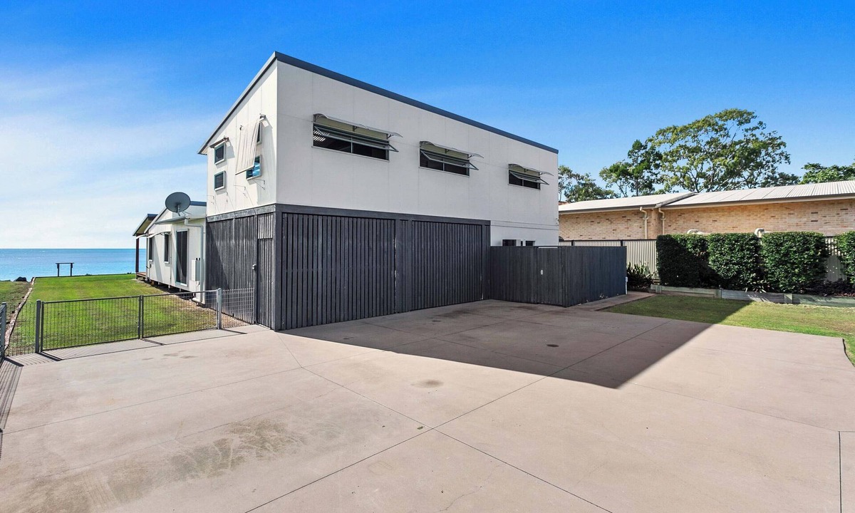 Toogoom House | Fish Tales - Absolute Waterfront Toogoom-Sleeps 8-Air Con-Wi-Fi-Pets