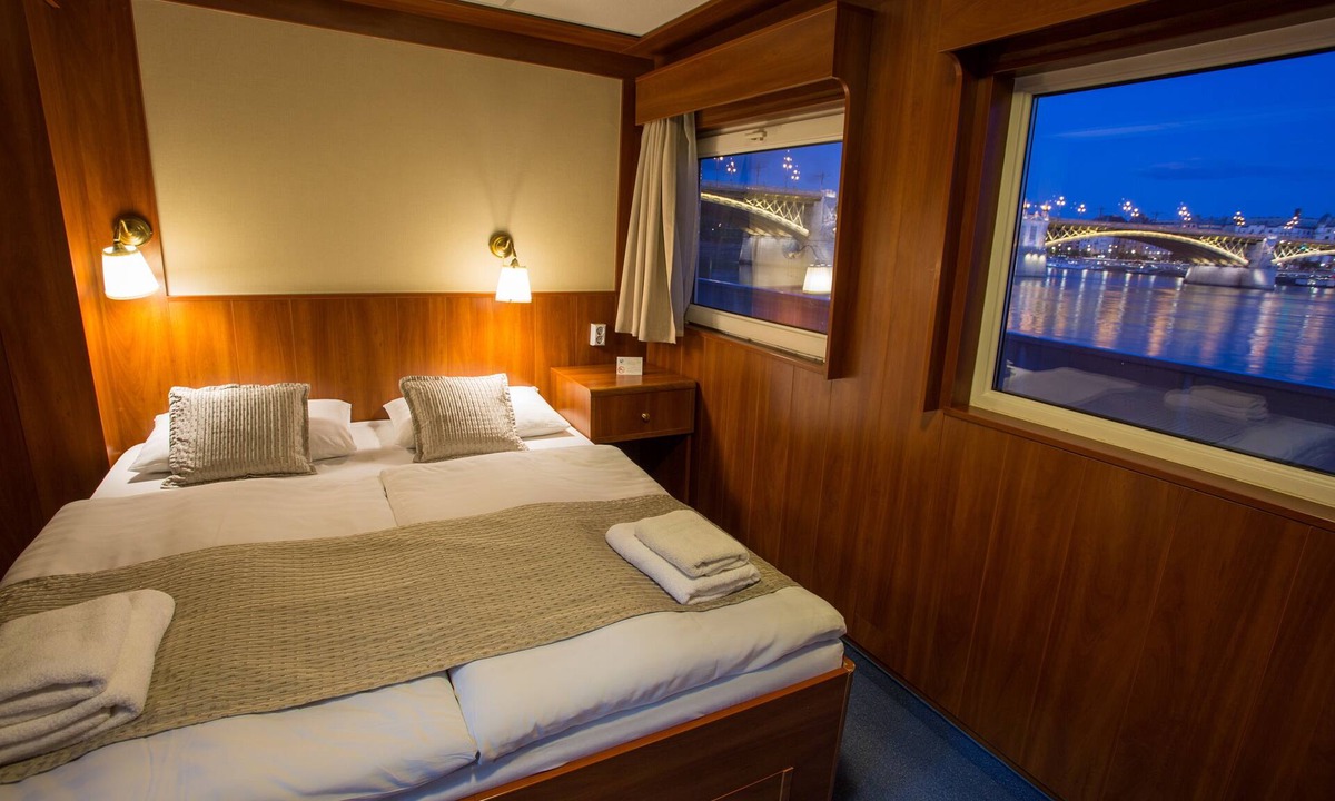 Felheviz Boat Rental | Grand Jules Boat Hotel Budapest